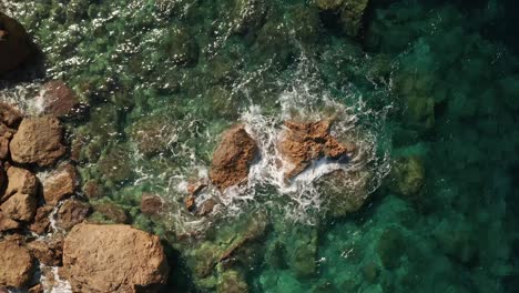 Aerial-high-angle-zoom-in-shot-of-beautiful-turquoise-water-near-Rampla-Beach-on-the-Island-Gozo,-Malta