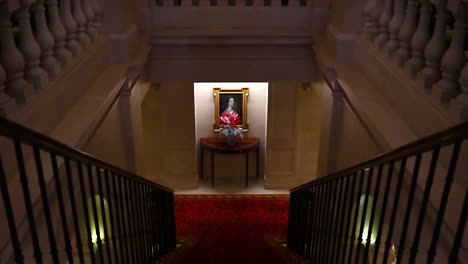 Looking-down-the-stairs-within-the-Lanesborough-Hotel,-London,-United-Kingdom