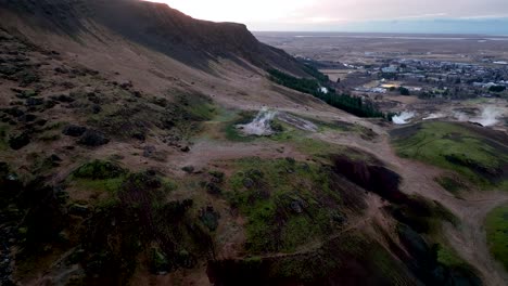 Colinas-Humeantes-Cerca-De-La-Ciudad-De-Hveragerdi-En-El-Sur-De-Islandia---Toma-Aérea-De-Drones