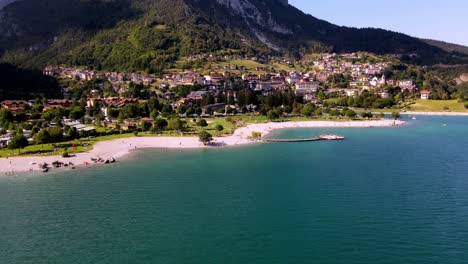 Luftaufnahmen-Der-Stadt-Molveno-Und-Des-Sees-In-Der-Dolomitenregion,-Trento,-Italien