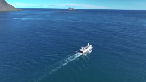 Navegando-Un-Barco-De-Pesca-De-Carga-A-Través-Del-Mar-De-La-Bahía-De-Faskrudsfiord-Cerca-De-La-Isla-De-Skrudur-En-El-Este-De-Islandia