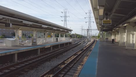 Skokie-CTA-train-station-in-the-morning,-no-person