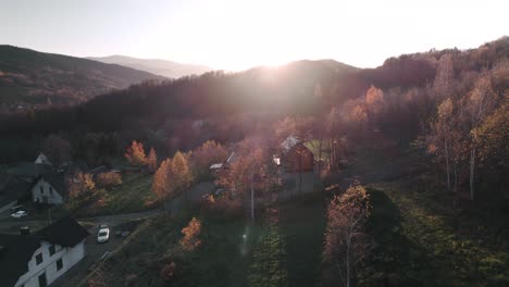 Luftaufnahme-Von-Holzhütten-Im-Bunten-Wald-Bei-Sonnenuntergang