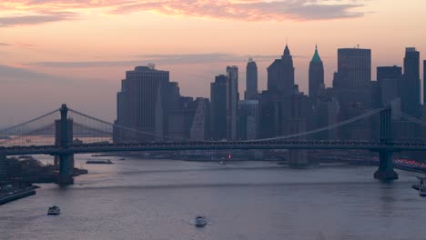 Manhattan-Bridge-Und-Brooklyn-Bridge-Werden-Während-Der-Dämmerung-Vor-Dem-Hintergrund-Von-Unterem-Manhattan-Und-Dem-Finanzviertel-Von-Williamsburg-Betrachtet