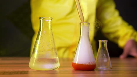 Chemiker-Wissenschaftler-Im-Hazmat-anzug,-Der-Rote-Flüssigkeit-In-Laborbehälter-Fallen-Lässt,-Die-Gas-Und-Rauch-Erzeugen,-Chemische-Reaktion,-Gefährliches-Experiment-Mit-Illegalen-Substanzen