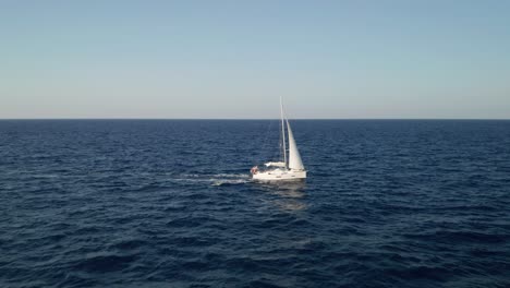 Luftaufnahme-Eines-Luxus-segelbootes,-Das-Mitten-Im-Mittelmeer-In-Der-Nähe-Der-Insel-Gozo,-Malta,-Vorbeifährt
