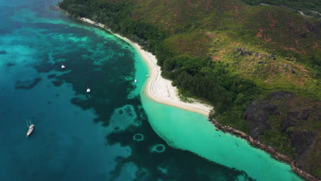Vista-Aérea-De-Una-Playa-Con-Botes-En-La-Isla-De-Praslin-En-Las-Seychelles,-áfrica