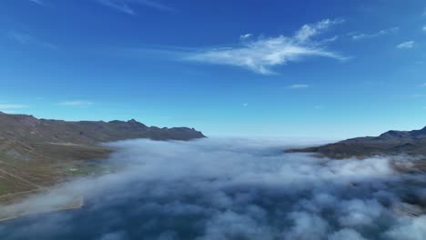 Niedrige-Wolken-über-Dem-Meer-Und-Fjord-In-Ostisland
