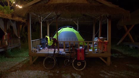 Beleuchtetes-Zelt,-Das-Nachts-Auf-Einer-Holzhüttenkonstruktion-Montiert-Ist