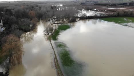 Fluss,-Der-Sein-Ufer-Gebrochen-Und-Ackerland-überschwemmt-Hat