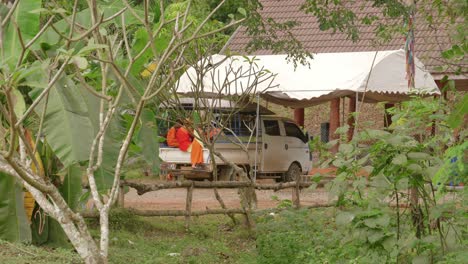 Mönchskinder-In-Typischer-Oranger-Tracht-In-Einem-Fahrzeug