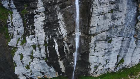 Filmflug-Am-Wasserfall-In-Den-Alpen