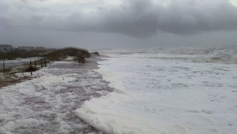 Riesige-Hurrikanwellen-überschwemmen-Den-Strand,-Während-Sturmfluten-Und-Starke-Winde-Sanddünen-Zertrümmern