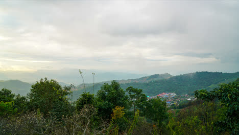 Zeitraffer-Doi-Chang-Berghügel-Bei-Chiang-Mai-In-Thailand