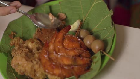 Nasi-Jamblang-or-Jamblang-rice-with-prawns,-beef,-tempeh-and-quail-egg-satay
