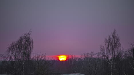 Inspirierender-Roter-Sonnenuntergang-Unter-Grauer-Wolkenlandschaft,-Ländliche-Landschaft,-Fusionszeitraffer