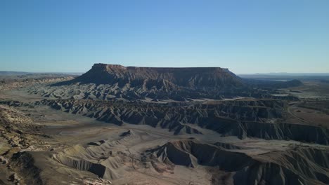 Drone-Volando-En-El-Desierto-Con-Montañas