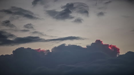 Low-Angle-Shot-Dunkle-Wolkenbewegung-Im-Zeitraffer-über-Dem-Abendhimmel
