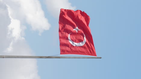 Bandera-Turca-Ondeando-En-El-Viento-En-Un-Día-Soleado