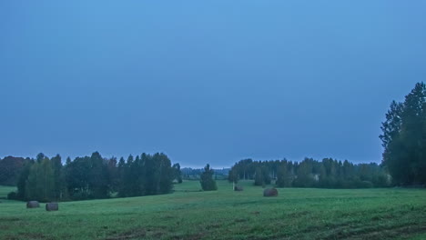 Wolkenzeitrafferaufnahme-Des-Blauen-Bewölkten-Himmels-über-Einer-Malerischen-Graswiese,-Die-Tagsüber-Von-Bäumen-Umgeben-Ist