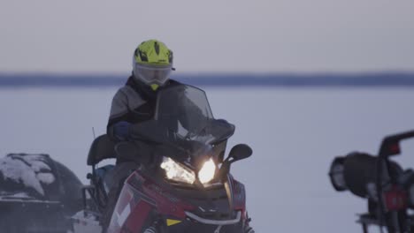2-Motos-De-Nieve-Conduciendo-Por-Un-Lago-Congelado