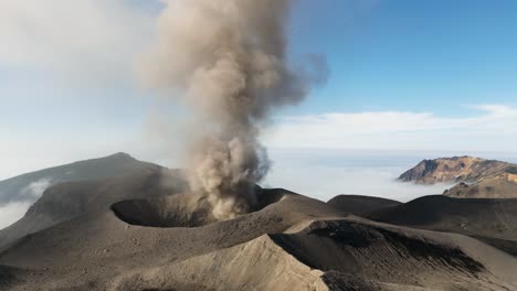 Vista-De-Drones-De-Un-Volcán-En-Erupción