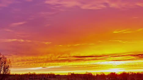 Der-Hell-Erleuchtete-Himmel-ändert-Seine-Farben-In-Einem-Herrlichen-Sonnenaufgang-Im-Zeitraffer