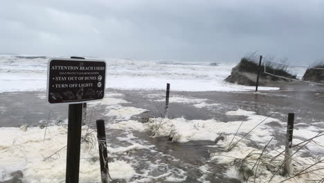 Wellen-Und-Sturmfluten-Des-Hurrikans-Treffen-Auf-Den-Strand-Von-Florida-Und-Verursachen-Überschwemmungen