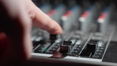 Der-Finger-Des-Mannes-Erhöht-Die-Lautstärke-Am-Sound-Control-Panel-Mixer---Nahaufnahme
