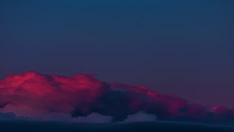 Lila-Und-Leuchtend-Rote-Wolken-Des-Sonnenuntergangs---Zeitraffer