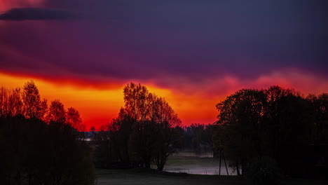 Leuchtend-Rote-Und-Violette-Wolken-Des-Sonnenaufgangs-An-Einem-Kalten-Und-Nebligen-Morgen