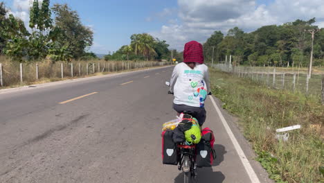 Schöne-Schussfrauen,-Die-Auf-Der-Straße-Von-Laos-Radfahren