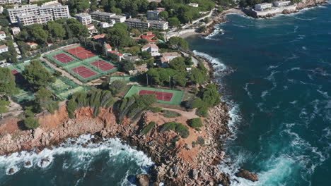 Fliegen-über-Tennisplätze-Am-Meer-In-Bandol,-Frankreich