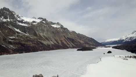 Frozen-lake-in-the-Swiss-alps