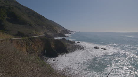 Zeitraffer-Der-Pazifischen-Küste-Mit-Wellen,-Die-In-Die-Ufer-Des-Big-Sur-Beach-In-Kalifornien-Schlagen