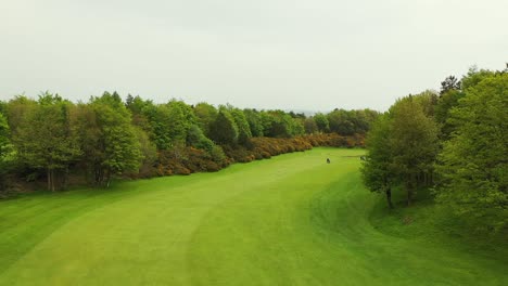 Luftüberführungswinkel-Des-Golfplatz-Fairways-Auf-Dem-Parkland-Golfplatz-In-Fife,-Schottland