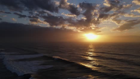 Luftaufnahme-Von-Wellen,-Die-Während-Des-Sonnenuntergangs-Auf-Die-Israelische-Küste-Krachen