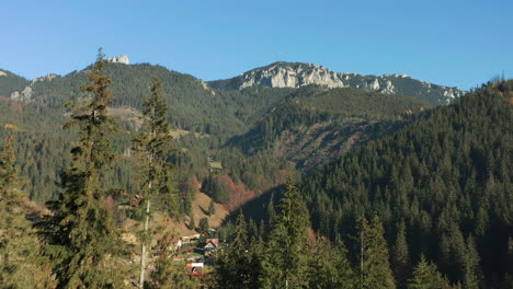 Vorwärtsantenne-über-Wald-In-Richtung-Kalksteinfelsen-Im-Hasmasgebirge,-Rumänien