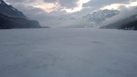 Fliegen-über-Einem-Zugefrorenen-Bergsee