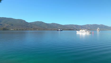 Blaues-Farbwasser-Des-Strandes-Der-Liebesbucht-Auf-Der-Insel-Poros-Griechenland