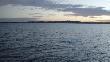 Walbeobachtung-Vor-Der-Küste-Der-Nördlichen-Strände-Von-Sydney-Während-Der-Goldenen-Stunde-Des-Sonnenuntergangs,-Drohnenaufnahmen-Aus-Der-Luft-Von-Buckelwalen,-Die-Während-Der-Migration-Herumspielen