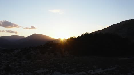 Sonnenaufgangs--Oder-Sonnenuntergangsfahrt-Und-Blick-Auf-Die-Ebene-Und-Den-Berg