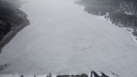 Lago-De-Montaña-Neblinoso-Congelado-Disparado-Desde-Arriba-Por-La-Mañana