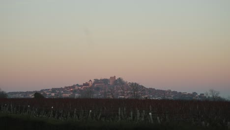 Sancerre-Frankreich-Während-Der-Goldenen-Stunde-Des-Sonnenuntergangs-Mit-Weinreihen