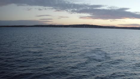 Walbeobachtung-Vor-Der-Küste-Der-Nördlichen-Strände-Von-Sydney-Während-Des-Sonnenuntergangs,-Drohnenaufnahmen-Aus-Der-Luft-Von-Buckelwalen,-Die-Während-Der-Migration-Durchbrechen-Und-Herumspielen