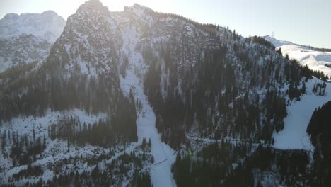 Montaña-Nevada-En-Los-Alpes-Austríacos-Toma-Aérea-De-Drones