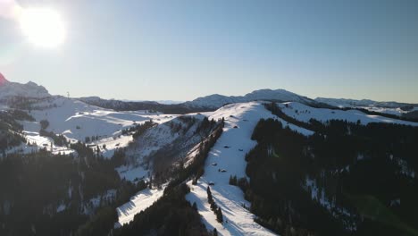 Alpine-Berghütten-An-Sonnigen-Wintertagen-Mit-Schnee