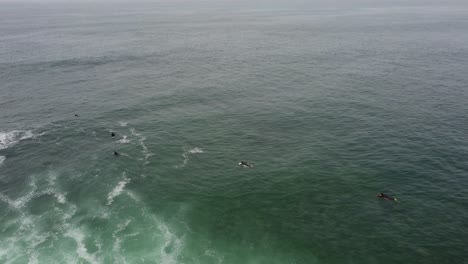 Surfer,-Der-Zum-Besten-Spot-Paddelt,-Um-Auf-Große-Wellen-Zu-Warten