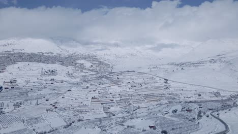 Toma-De-Establecimiento-De-Un-Ramat-Hagolan-Nevado-Con-El-Monte-Hermón-Cubierto-De-Nubes