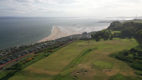 Luftaufnahmen-Einer-Überführung,-Die-Vom-Golfplatz-Zur-Küste-Des-Firth-Of-Fourth-In-Schottland-Schwenkt